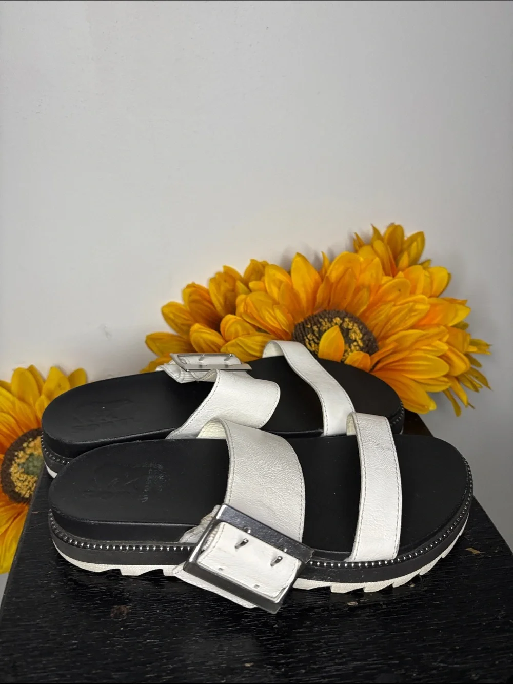 SOREL ROAMING BUCKLE SLIDES WOMEN'S Size 7.5